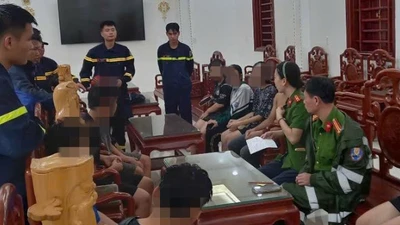 Giải cứu 11 học sinh mắc kẹt khi đi tắm suối ở Hòa Bình