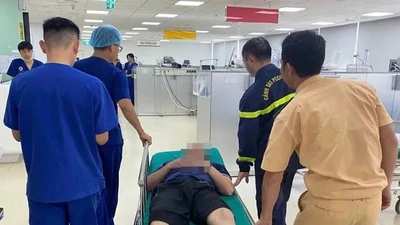Công an Hà Nội cứu nam thanh niên rơi xuống sông Hồng