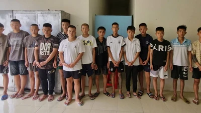 Tạm giữ 14 đối tượng gây thương tích cho 2 người đi đường