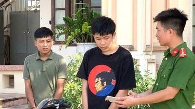 Bắt 2 đối tượng dàn cảnh hỏi mua điện thoại rồi cướp giật 