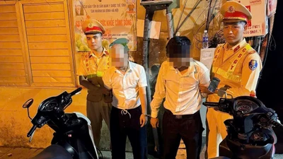 Bắt 2 đối tượng ăn mặc lịch sự trộm xe máy ở Hà Nội