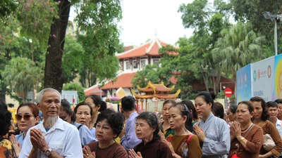 Hàng vạn người đổ về chùa Quán Sứ chiêm bái xá lợi Phật