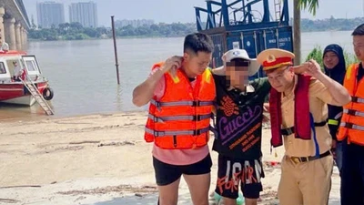 Kịp thời cứu nam thanh niên nhảy cầu Thăng Long xuống sông Hồng