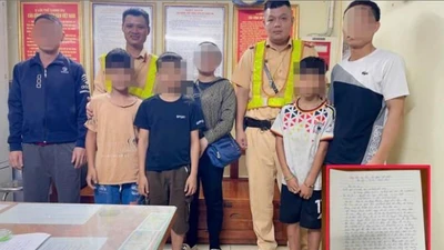 3 anh em họ đi lạc được CSGT hỗ trợ trở về với gia đình 