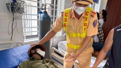 Kịp thời đưa người đàn ông ngất xỉu bên đường đi cấp cứu 