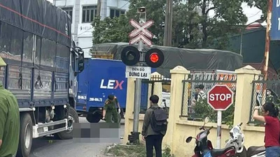 Va chạm giữa xe tải và xe máy, nữ sinh Hà Nội tử vong 