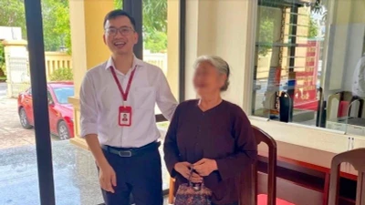 Nghe cuộc gọi từ "con rể ảo", bà cụ suýt mất 300 triệu đồng