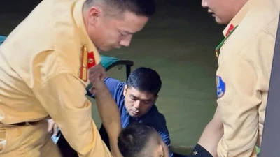 Cứu nam thanh niên đuối nước trên sông Đuống
