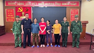 Bắt giữ 4 "nữ quái" vận chuyển ngoại tệ trái phép ở Lào Cai