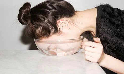 Video: Ngâm mặt 30 giây với nước soda, da đẹp láng mịn chẳng cần mặt nạ