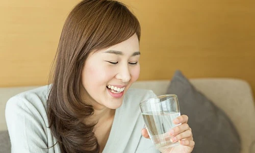 Video: 8 lợi ích tuyệt vời của việc uống nước lúc bụng đói