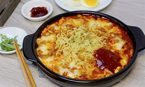 Video: Cách làm mì gà cay kim chi phủ phô mai ngon ngất ngây