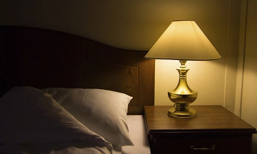 Video: Đừng bật đèn khi ngủ vì lý do đáng sợ này