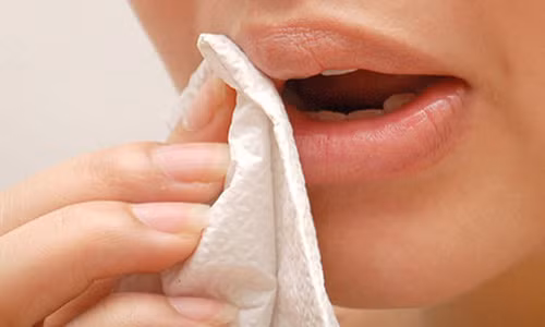 Video: Dùng giấy vệ sinh lau miệng, thói quen có thể gây chết người