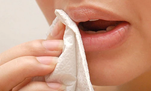 Video: Dùng giấy vệ sinh lau miệng, thói quen có thể gây chết người