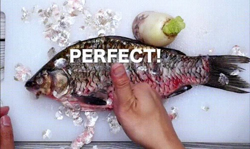 Video: Chỉ dùng củ cải "đánh" vảy cá hết veo