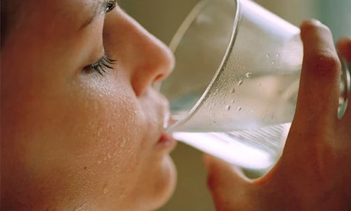 Video: 4 kiểu uống nước làm tổn thương thận, đọc ngay kẻo hối hận