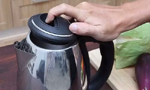 Video: Sử dụng ấm đun nước siêu tốc kiểu này thì có ngày chết như chơi