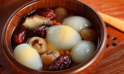 Video: Bài thuốc hay giúp điều hòa huyết áp, bổ máu từ trứng gà luộc