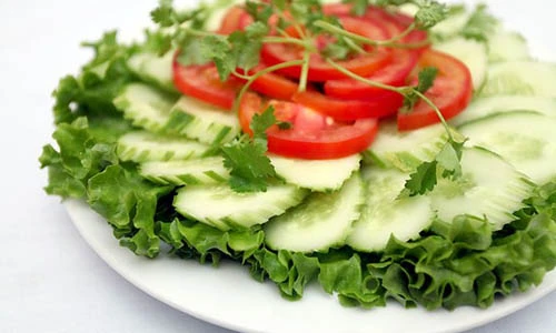 Video: Đây là lí do bạn không nên ăn dưa chuột cùng lúc với cà chua!