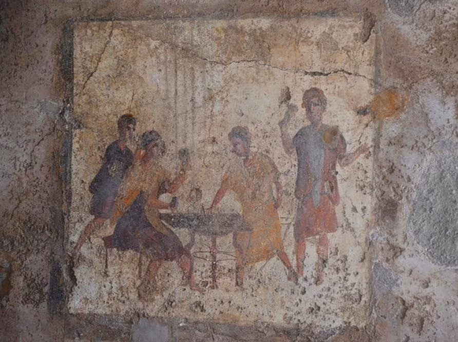 Cặp song sinh có thể nhiễm độc chì mãn tính khi bú sữa mẹ. Người mẹ có thể đã sử dụng các sản phẩm, đồ ăn uống... có lượng chì nhỏ. Do đó, bà bị nhiễm độc chì nên 2 đứa trẻ bú sữa mẹ cũng nhiễm độc chì và trở thành nguyên nhân gây tử vong. Ảnh: Carole Raddato/Wikimedia Commons.