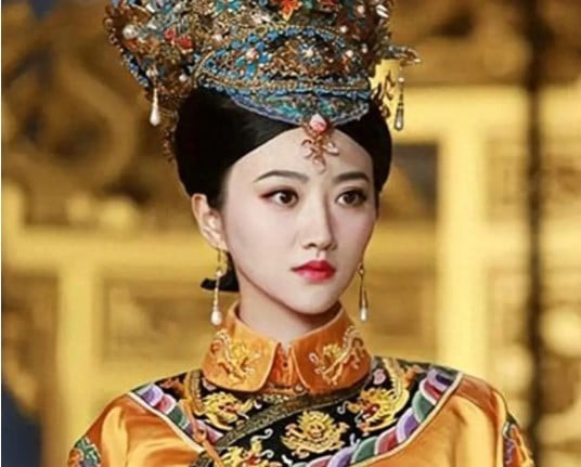 Phi tần với tên gọi là Tuần tần xuất thân từ dòng họ Diệp Nhĩ Căn Giác La, được tuyển vào cung khi mới 19 tuổi. (Ảnh: Sohu)