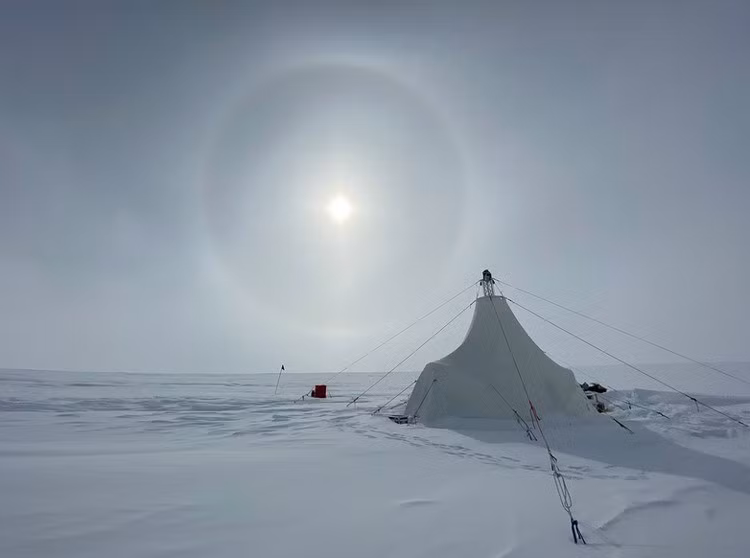 Chuyên gia Shackleton và các đồng nghiệp đã khoan và thu được lõi băng ở vùng Allan Hills. Sau đó, nhóm nghiên cứu đã phân tích, kiểm tra mẫu vật. Nhờ đó, họ có những khám phá bất ngờ. Ảnh: Austin Carter / Scripps Institute of Oceanography.