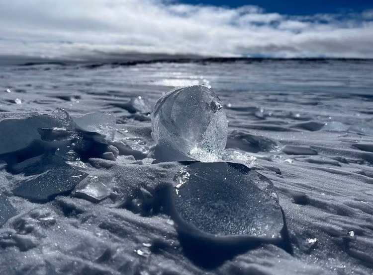 "Lõi băng giống như cỗ máy thời gian cho phép các nhà khoa học tìm hiểu lịch sử của Trái đất. Lõi băng ở Allan Hills giúp chúng ta du hành ngược thời gian xa hơn nhiều so với những gì chúng ta tưởng tượng", tác giả chính của nghiên cứu Sarah Shackleton tại Viện Hải dương học Woods Hole ở Massachusetts cho biết. Ảnh: Julia Marks Peterson / COLDEX.