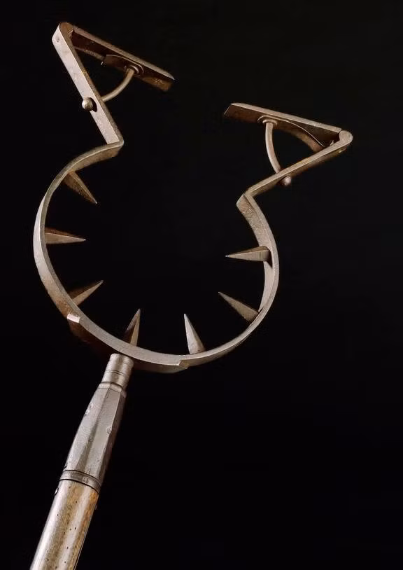 Gậy bắt người (Man-Catcher) là một vũ khí có hình dáng kỳ quái với một thanh cực dài có một ngạnh 2 đầu ở đầu trông giống như cổ áo. Ảnh: The Board of Trustees of the Science Museum.