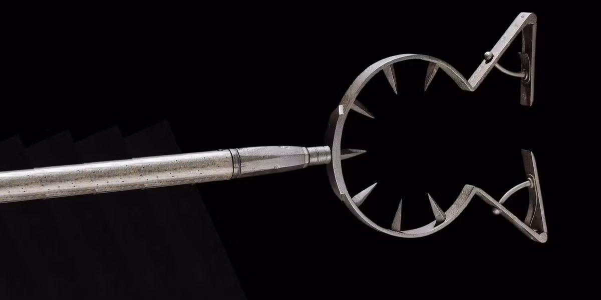 Ngoài ra, gậy bắt người còn được dùng trong các trường hợp bắt kẻ phạm tội. Nếu người bị bắt không mặc áo giáp thì sẽ có thể phải chịu một số vết thương do bị đâm vào gai trên vòng trong của ngạnh. Ảnh: katana.store.