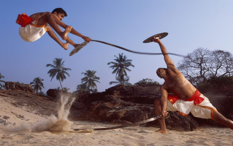 Một vũ khí kỳ quái thời Trung cổ là Urumi. Đây là một thanh kiếm dài được làm từ thép hoặc đồng thau. Vũ khí này thường được coi là một cây roi kim loại. Ảnh: swordis.com.