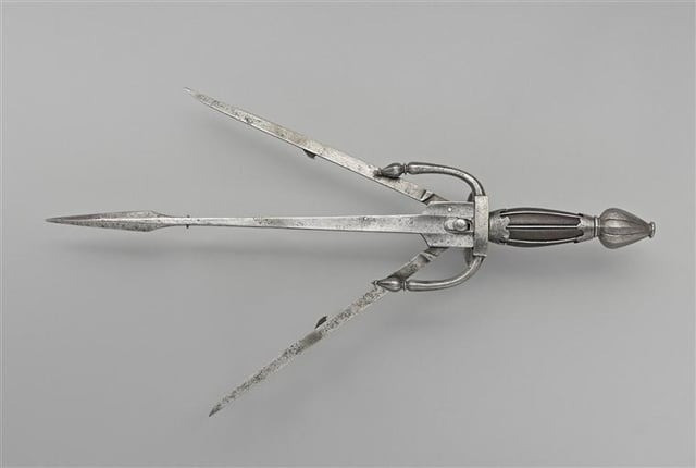 Dao găm ba "Spring Loaded Triple Dagger" thoạt nhìn giống như một con dao găm bình thường. Tuy nhiên, khi người dùng cầm nhấn vào vị trí, 2 con dao găm ở 2 bên xuất hiện. Ảnh: r/ArtefactPorn/reddit.