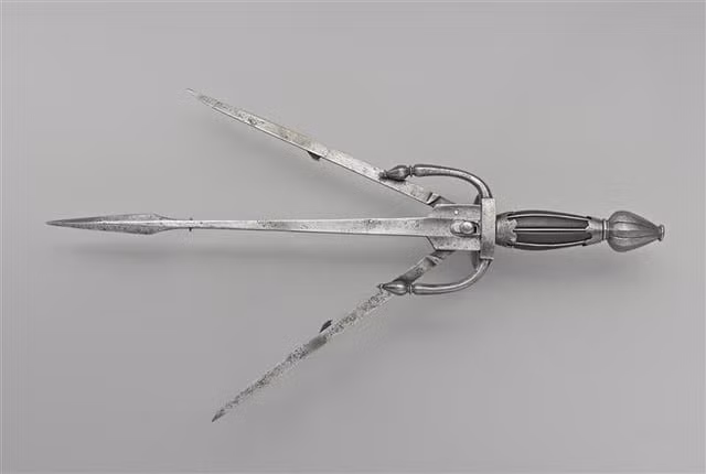 Dao găm ba "Spring Loaded Triple Dagger" thoạt nhìn giống như một con dao găm bình thường. Tuy nhiên, khi người dùng cầm nhấn vào vị trí, 2 con dao găm ở 2 bên xuất hiện. Ảnh: r/ArtefactPorn/reddit.