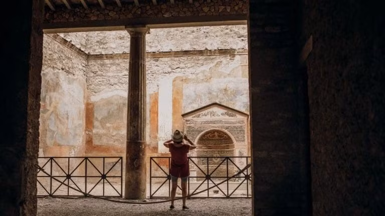 Theo giới chức trách Italy, Nicole không phải là du khách duy nhất đánh cắp hiện vật khi tới Pompeii. Trong những năm qua, một số "tên trộm" đã gửi trả lại những hiện vật đã lấy đi vì muốn thoát "lời nguyền Pompeii". Ảnh: walksofitaly.com.