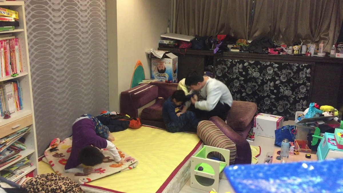 Người EQ thấp bước vào nhà người khác với khuôn mặt cau có. (Ảnh minh họa)