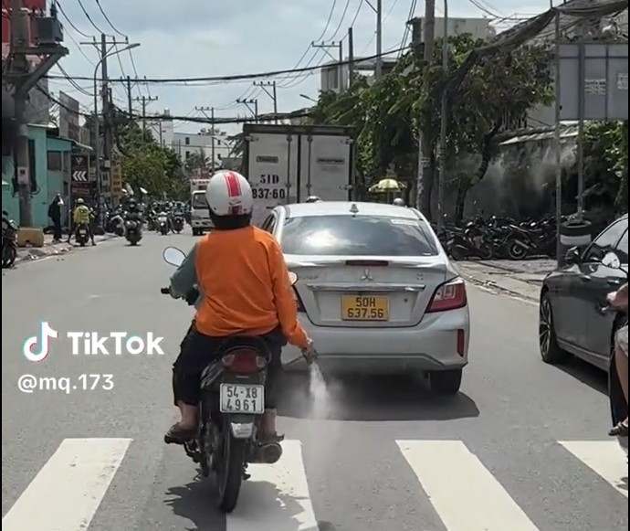 Hai người rải bột trên đường gây hoang mang