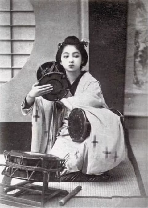 Một geisha đánh trống