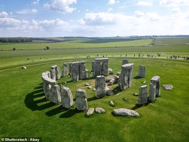 Mẫu vật răng bò được đặt cẩn thận bên cạnh lối vào phía Nam của Stonehenge và được xác định có niên đại từ giai đoạn xây dựng sớm nhất của di tích này, từ năm 2995 trước Công nguyên đến năm 2900 trước Công nguyên. Ảnh: Shutterstock/Alzay.