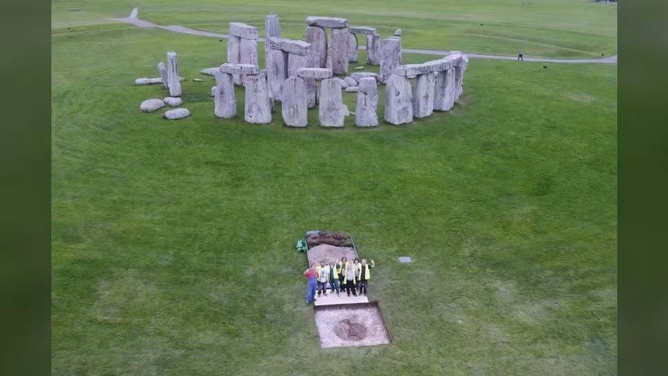 Quan trọng nhất, các đồng vị stronti chỉ ra rằng những nguồn thức ăn theo mùa này có nguồn gốc từ các vùng địa chất khác nhau, cho thấy sự di cư theo mùa hoặc nhập khẩu thức ăn mùa đông từ các địa điểm xa xôi. Kết quả phân tích đồng vị chì cho thấy những thay đổi thành phần đặc biệt ở con bò trong giai đoạn cuối đông sang xuân. Ảnh: Adam Stanford/Aerial-Cam Ltd.