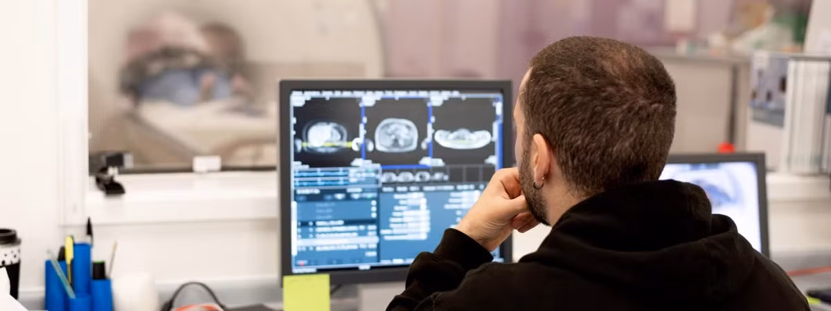 Những dữ liệu ADN được thu thập từ những người tình nguyện sẽ được so sánh và đối chiếu với nhau, nhằm cải thiện khả năng chẩn đoán và điều trị nhiều căn bệnh khác nhau. Ảnh: ukbiobank.ac.uk.