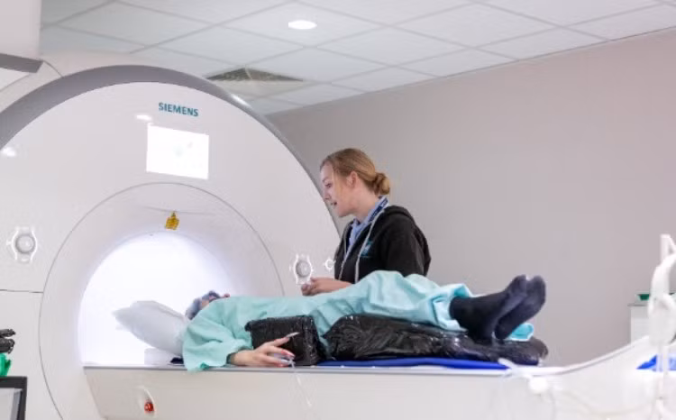 Giáo sư Sir Rory Collins, nhà nghiên cứu chính và Giám đốc điều hành UK Biobank, chia sẻ về dự án chụp ảnh toàn bộ cơ thể lớn nhất thế giới: “Quy mô chưa từng có của dự án hình ảnh này, lớn hơn gấp 10 lần so với bất kỳ dự án nào trước đây - giúp các nhà khoa học có thể nhìn thấy mọi mô hình bệnh tật mà nếu không thì không thể nhìn thấy được”. Ảnh: UK Biobank / Dave Guttridge.