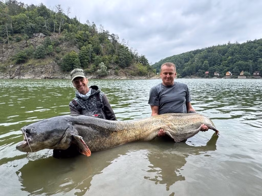 “Sau gần 50 phút, con cá trê nằm cạnh thuyền của tôi. Tôi run rẩy, hoàn toàn kiệt sức”, ông Jakub chia sẻ. Ảnh: Jam Press/Jakub Vágner.