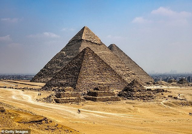 Khu phức hợp Giza, nằm ở phía tây Cairo, Ai Cập bao gồm 3 kim tự tháp cổ xưa nổi tiếng thế giới: Khufu, Khafre và Menkaure cũng như tượng Nhân sư (Great Sphinx). Ảnh: Getty Images.