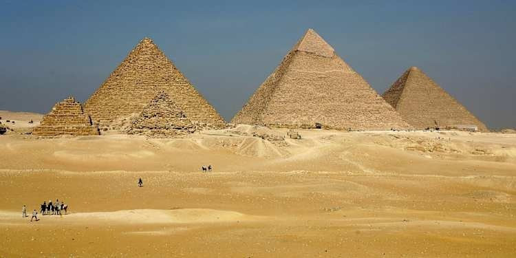 Mỗi hình trụ có những vòng xoắn ốc hoàn hảo bên ngoài và kết thúc ở độ sâu hơn 1.000m bên dưới cao nguyên Giza trong các buồng hình lập phương có kích thước 79 × 79 × 79m. Ảnh: Sean Gallup/Getty Images.