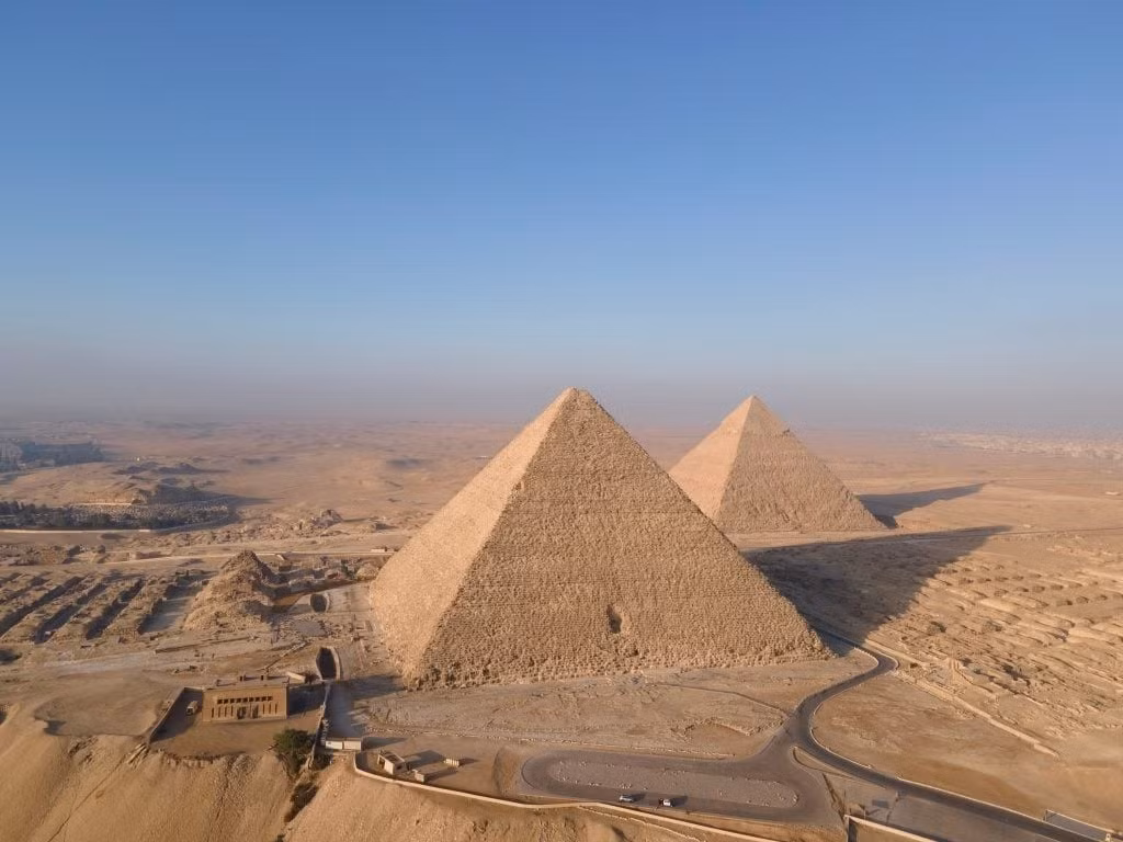 Kỹ sư Filippo cho hay 4 nhà khai thác vệ tinh độc lập: Umbra, Capella Space, ICEYE và Cosmo-SkyMed của Italy đều trả về dữ liệu chụp cắt lớp thô giống hệt nhau, cho thấy cùng một cấu trúc nằm bên dưới cao nguyên Giza. Ảnh: Shutterstock.