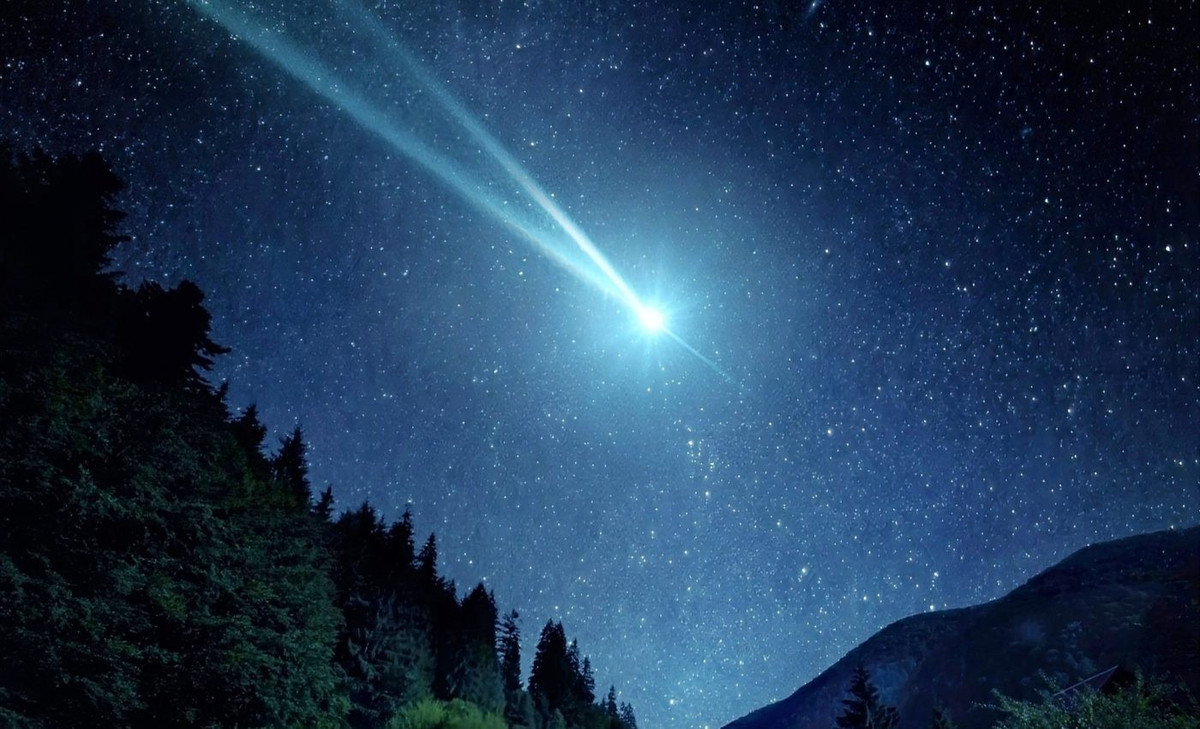 Thời điểm tốt nhất để quan sát sao chổi C/2025 R3 có lẽ là ngay trước điểm cận nhật, khoảng ngày 17/4. Khi đến gần Trái đất nhất, vật thể này có thể bị Mặt trời che khuất nên khiến việc quan sát trở nên khó khăn hơn. Người dân ở bán cầu Nam có thể quan sát sao chổi C/2025 R3 rõ hơn vào đầu tháng 5. Ảnh: Earth.com.