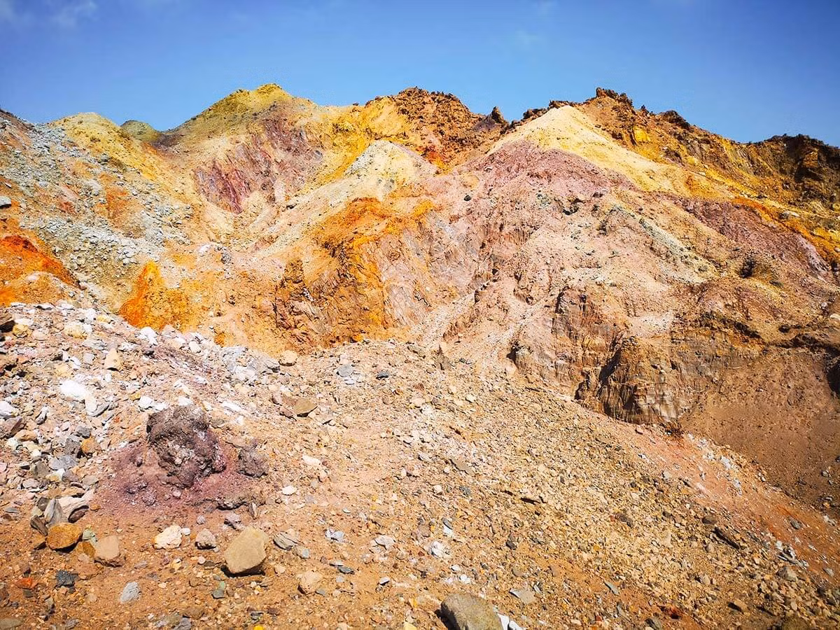 Liên quan đến sự việc này, các chuyên gia cho biết hiện tượng nước biển đột ngột chuyển sang màu đỏ như máu sau khi trời mưa là hiện tượng tự nhiên. Ảnh: theglobetrottingdetective.com.