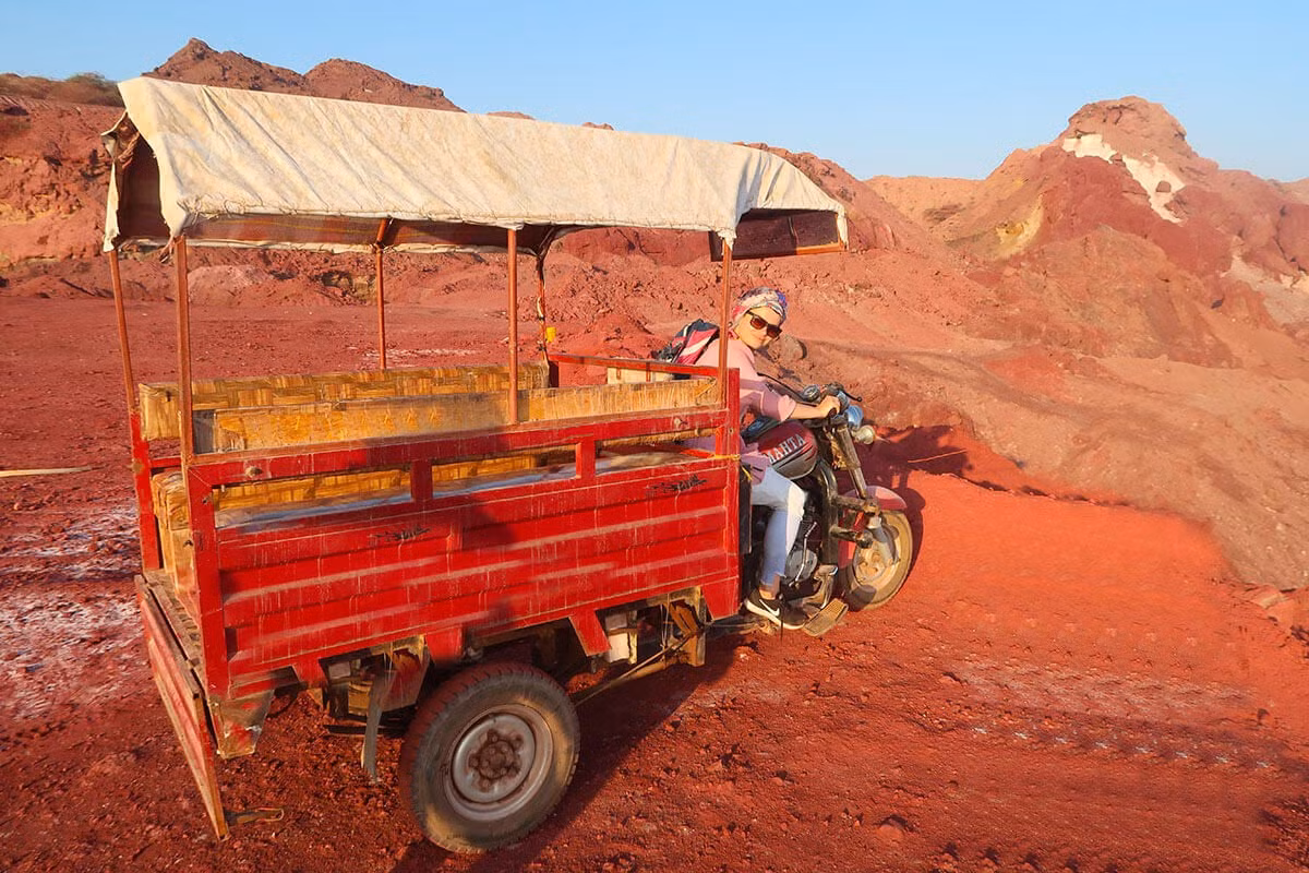 Là một địa điểm nổi tiếng ở Ira, đảo Hormuz hay còn gọi đảo Cầu vồng, nằm ở eo biển nối vịnh Ba Tư với vịnh Oman. Trên đảo có nhiều điểm tham quan hấp dẫn như núi Muối, thung lũng Cầu Vồng... Ảnh: theglobetrottingdetective.com.