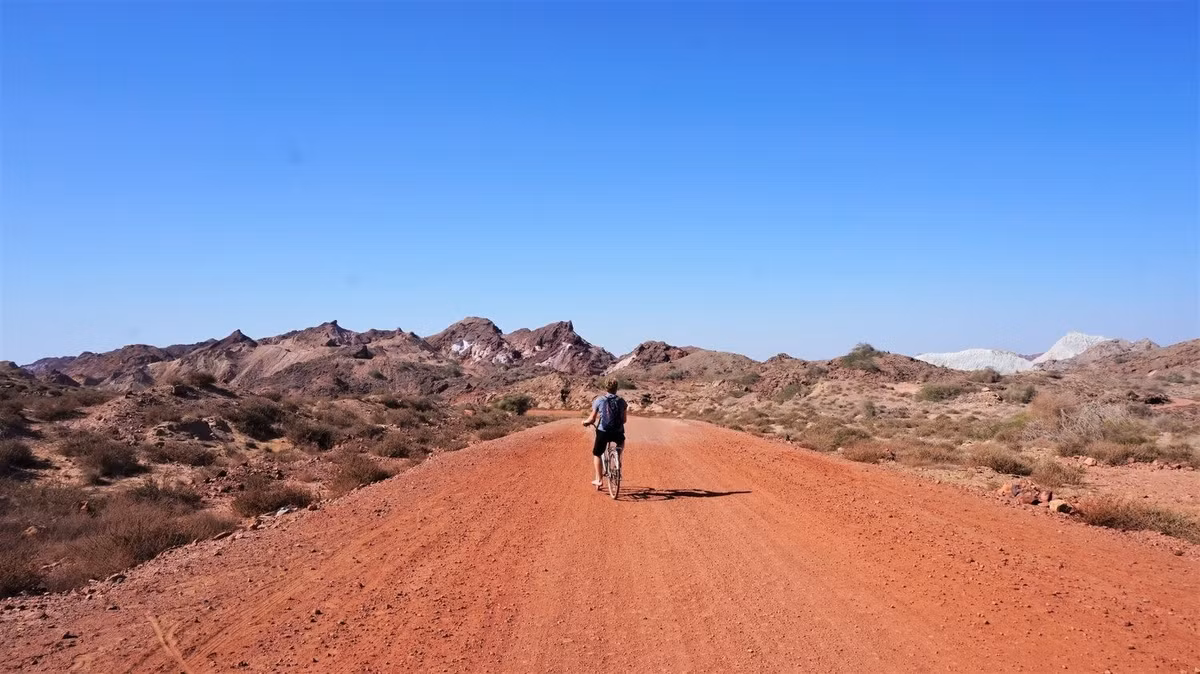 Nếu tắm biển ở bãi biển Silver and Red khi nước biển chuyển màu đỏ khi du khách có thể lưu lại màu sắc này trên da trong vài ngày. Ảnh: travelsofabookpacker.com.