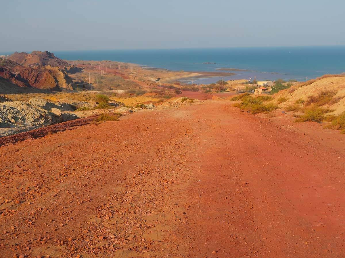 View - Hòn đảo có bãi biển màu đỏ rực sau mưa đặc biệt thế nào? | Báo Tri thức và Cuộc sống - TIN TỨC PHỔ BIẾN KIẾN THỨC 24H